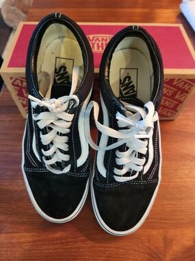 Vans Black and White Old Skool Sneakers, Men's Size: 7 & Women's Size: 8.5